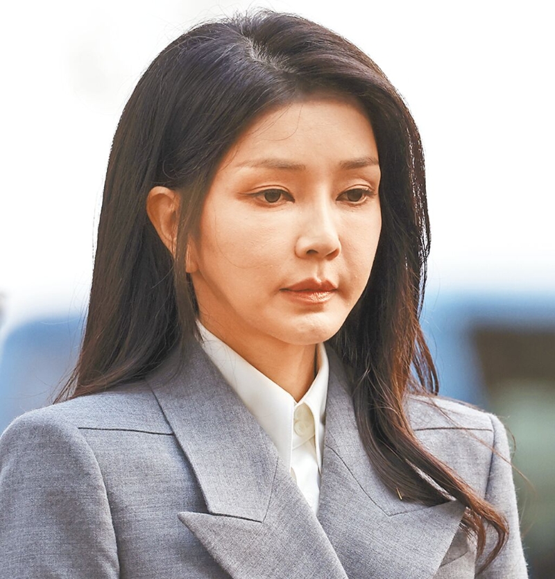 韓國第一夫人金建希遭檢方以涉嫌收賄跟炒股于20日被傳喚，進行長達12個小時的調(diào)查。（美聯(lián)社）