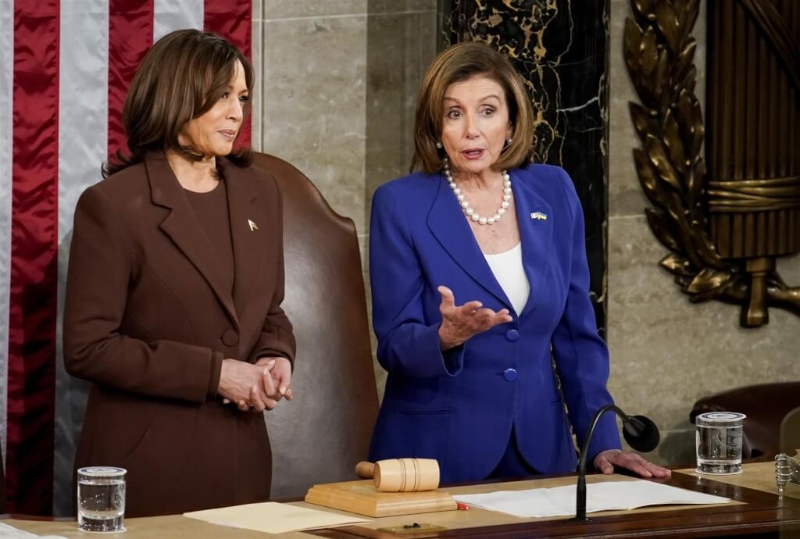 聯(lián)邦眾議院前議長裴洛西（右）表態(tài)支持副總統(tǒng)賀錦麗（左）參選總統(tǒng)。（路透社）