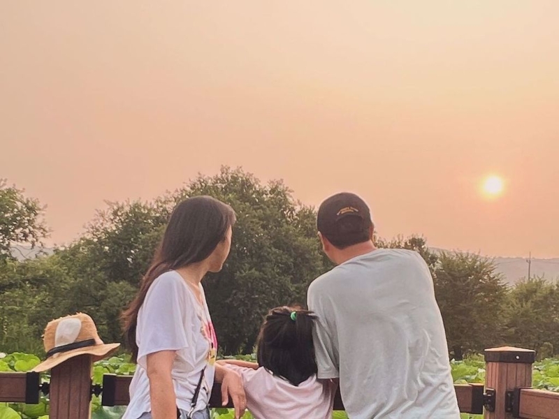 湯唯曬出一家三口合照，破除婚變謠言。