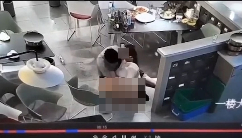 湖北武漢燒烤店男女上演活春宮