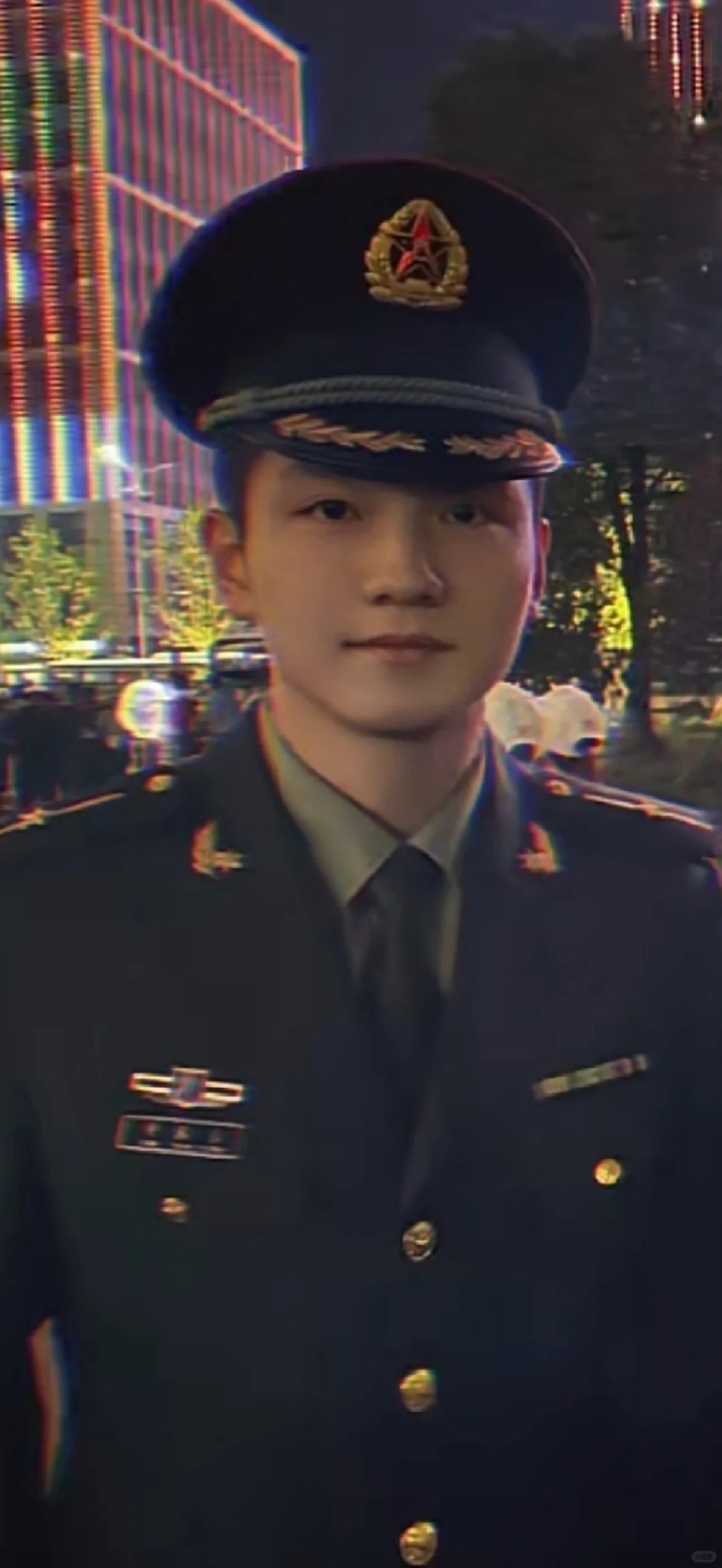有網(wǎng)民翻出當年他穿上軍服的照片