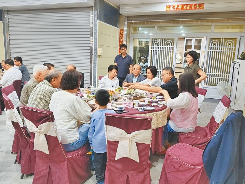 臺(tái)中市長(zhǎng)盧秀燕（右五）7月5日晚間到高雄向前“立法院長(zhǎng)”王金平（右四）請(qǐng)益