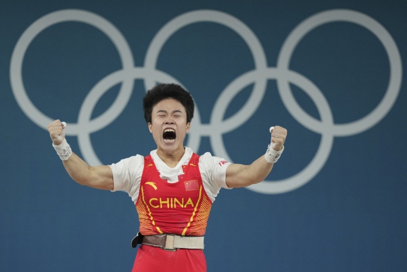 侯志慧在舉重女子49公斤級(jí)最后一舉反勝兼破奧運(yùn)紀(jì)錄，衛(wèi)冕過(guò)程非常熱血。美聯(lián)社