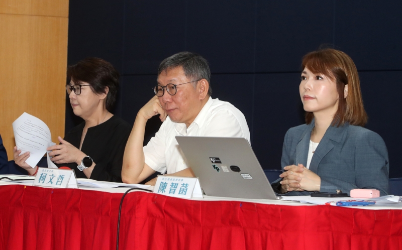 民眾黨主席柯文哲2024選戰(zhàn)“假帳”爭議延燒，柯文哲（中）12日與時任競總副總干事陳智菡（右）、時任競總總干事黃珊珊（左）召開記者會釋疑。中時資料照.jpg