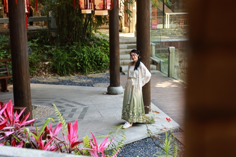 承載中國工藝美學(xué)的漢服，加上古色古香的甘坑古鎮(zhèn)，拼湊出濃濃的傳統(tǒng)氛圍。