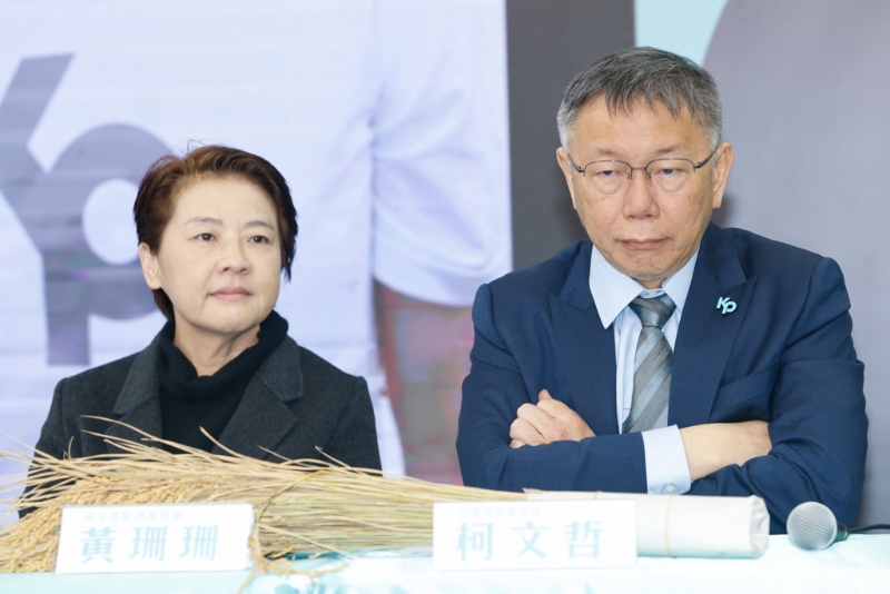 柯文哲（右）