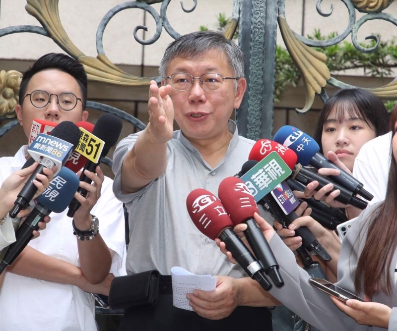 民眾黨主席柯文哲18日外出時，回應媒體提問。 中時資料照