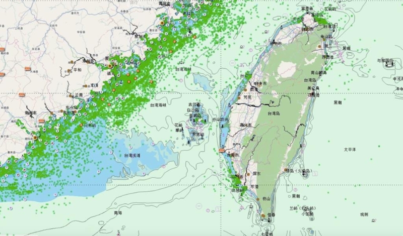 臺(tái)灣海峽航行船舶實(shí)時(shí)分布情況，綠點(diǎn)代表正在臺(tái)灣海峽航行的船只。圖：玉淵譚天