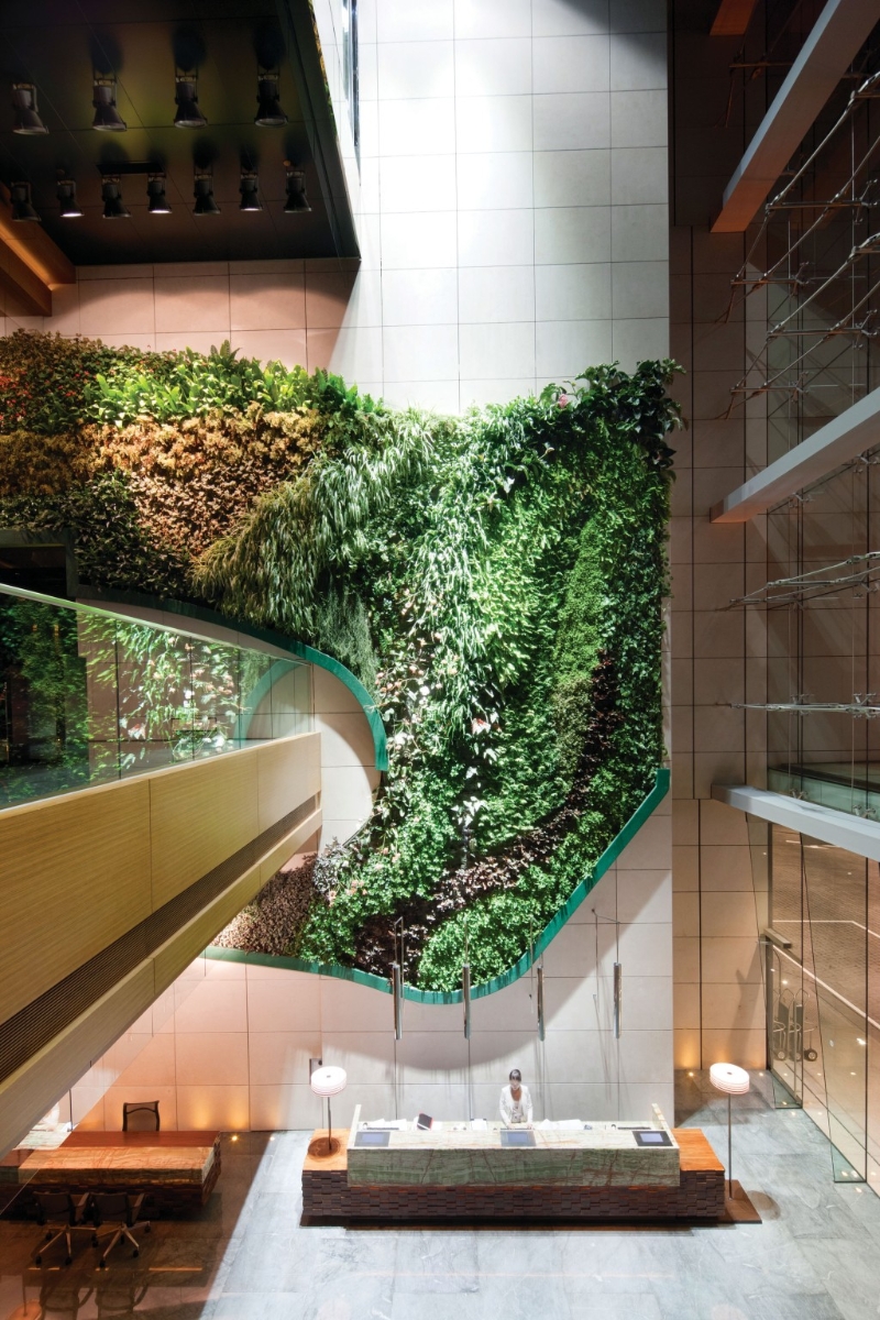 唯港薈酒店內(nèi)高達(dá)18米的垂直花園種植了超過8,000棵植物，由安裝于天臺的太陽能發(fā)電板供電灌溉。 酒店的洗漱用品均由認(rèn)可的有機(jī)原料制成，并采用可生物降解包裝。