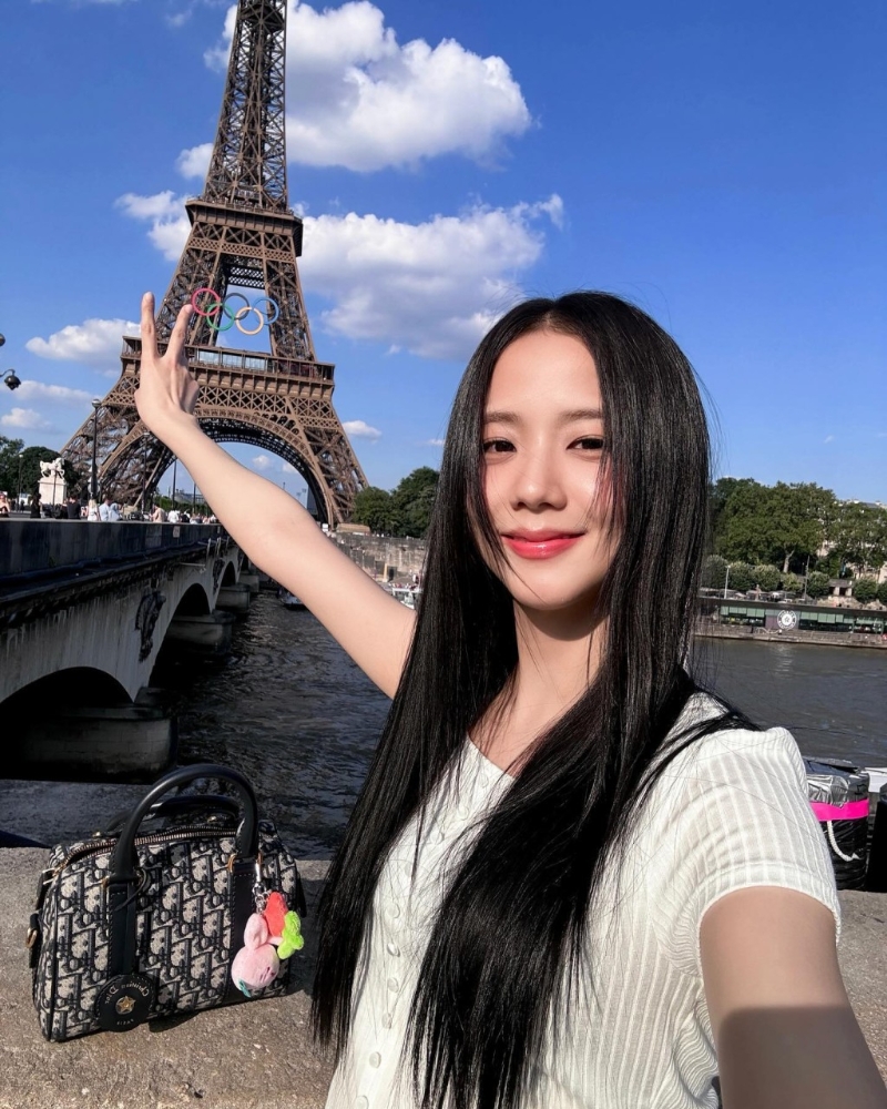 BLACKPINK成員Jisoo早前到訪巴黎， 以輕松打扮配搭Dior最新的Groove Bag，休閑亦優(yōu)雅。 （圖： IG@sooyaaa__）