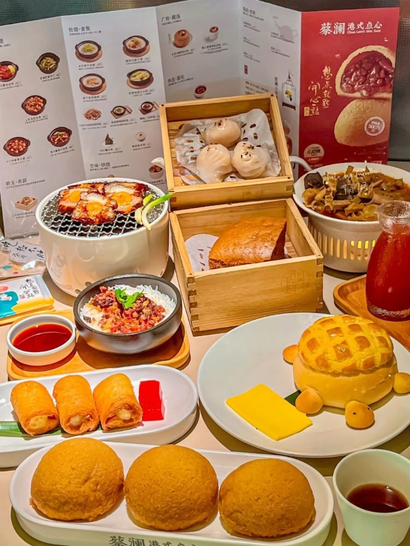 蔡瀾港式點(diǎn)心由美食家蔡瀾于2017年創(chuàng)立，在內(nèi)地有多間分店，主打港式口味點(diǎn)心，在傳承古法點(diǎn)心的基礎(chǔ)上大膽創(chuàng)新。