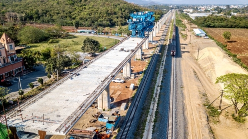 泰國東北部的呵叻府巴沖縣中泰鐵路施工現(xiàn)場。 （新華社）