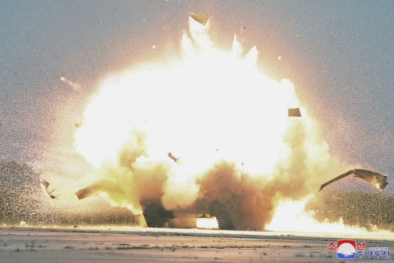 朝鮮自殺式無人機對形似韓國K2主戰(zhàn)坦克的模擬目標(biāo)，進行攻擊并引爆。 美聯(lián)社