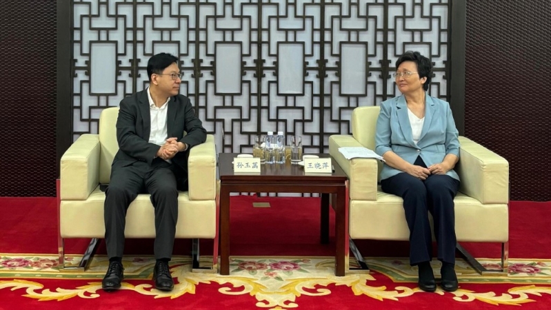 孫玉菡（左）拜訪人力資源和社會保障部部長王曉萍（右），匯報招攬人才措施及勞工政策的實施進(jìn)展。政府新聞處