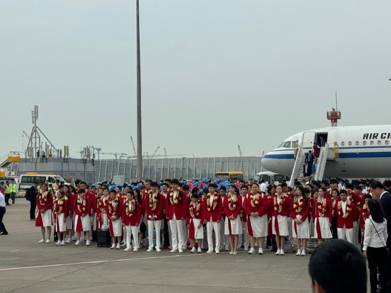 代表團中午抵港。