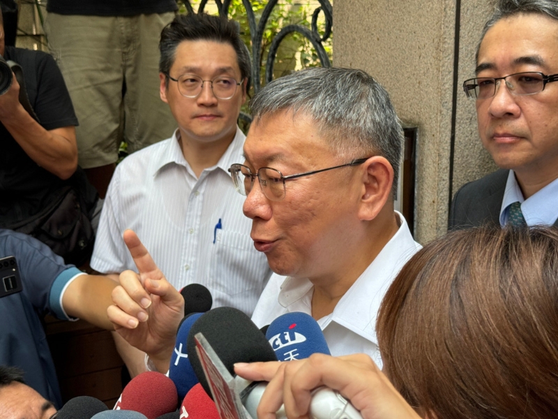 柯文哲現(xiàn)身，要廉政署說明為何搜索。