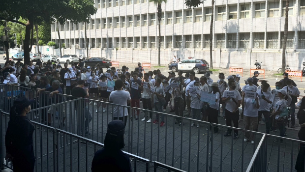 小草包圍北檢門(mén)口急聲援