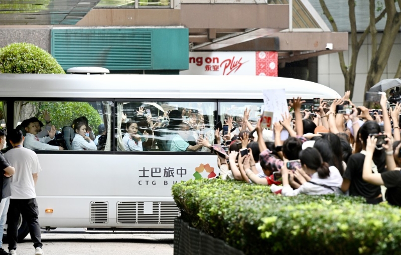 大批巿民與運動員揮手。