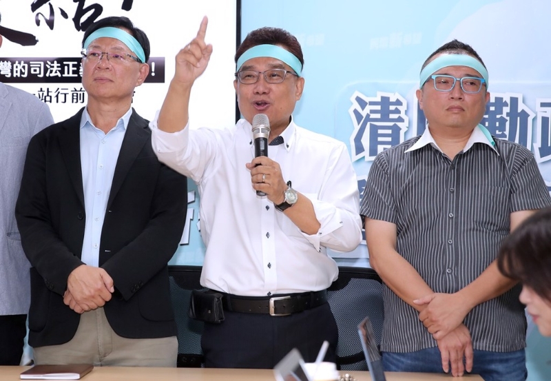 民眾黨中央發(fā)起聲援行動，展開全臺宣講，8日首站在立法院群賢樓前登場。 民眾黨立委張啟楷（左起）、林國成、秘書長周榆修等人8日召開記者會。