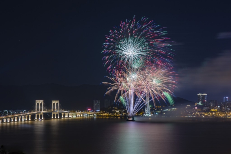 澳門每年都會(huì)舉行國際煙花比賽匯演，邀請(qǐng)世界各地頂尖煙火團(tuán)隊(duì)較勁。