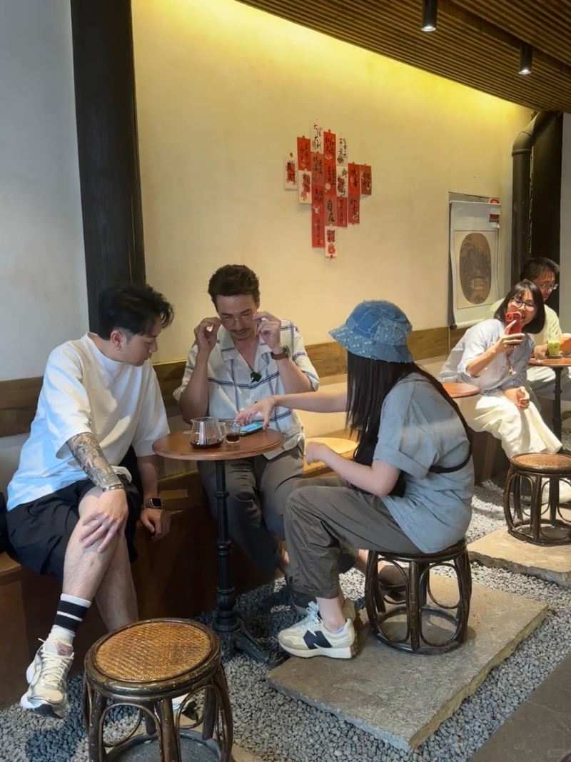 名女工作人員把手機(jī)拿給陳豪看時(shí)，陳豪立即要戴上金絲眼鏡。