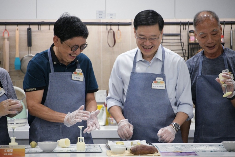 李家超探訪康健中心期間，與會(huì)員一同制作健康月餅。