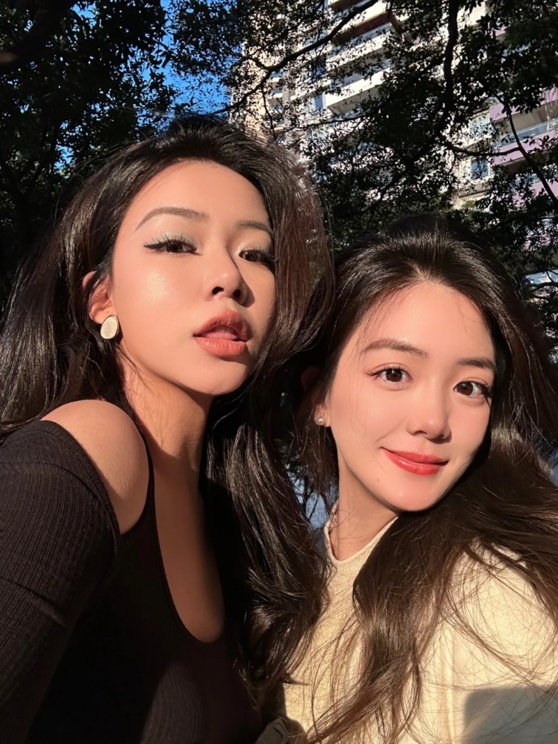 梁嘉瑩還有個風格與她不同的靚家姐。