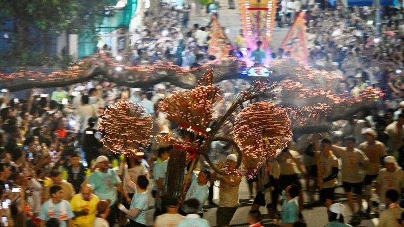中秋大坑舞火龍等傳統(tǒng)活動(dòng)吸引不少旅客前來港觀賞。