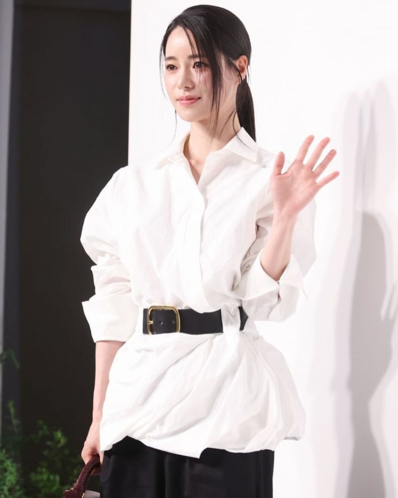 韓星林智妍穿著Loewe配腰帶節(jié)白色恤衫，下襯闊身褲，造型優(yōu)雅且滿載時尚感。 （圖片來源：IG@limjjy2）