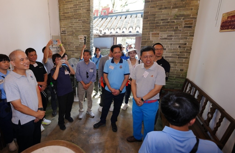 民安隊少年團(tuán)員提供導(dǎo)賞服務(wù)。政府新聞處