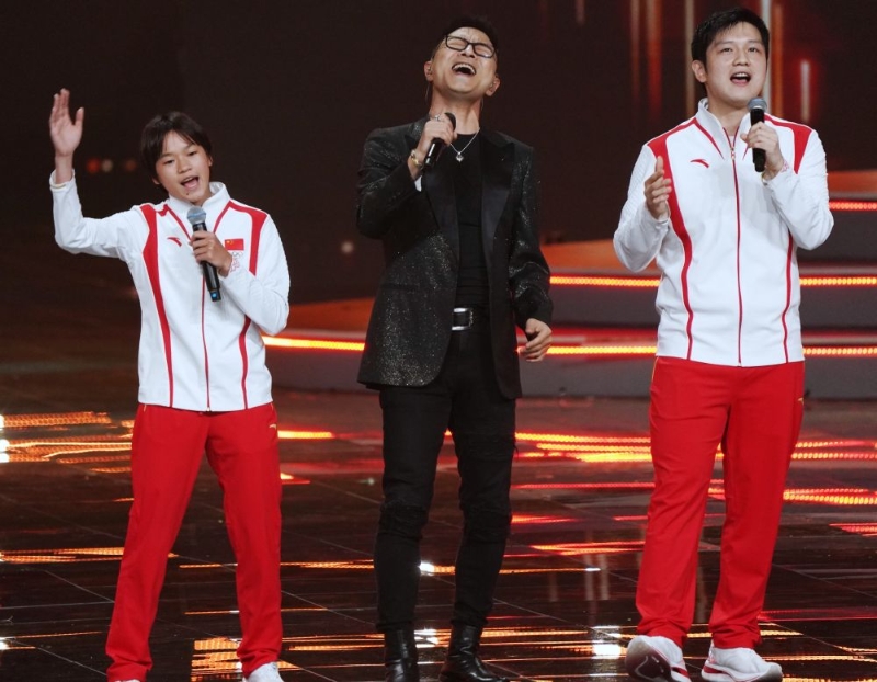 9月22日，全紅嬋、汪峰、樊振東（從左到右）在演唱《我愛你中國》。