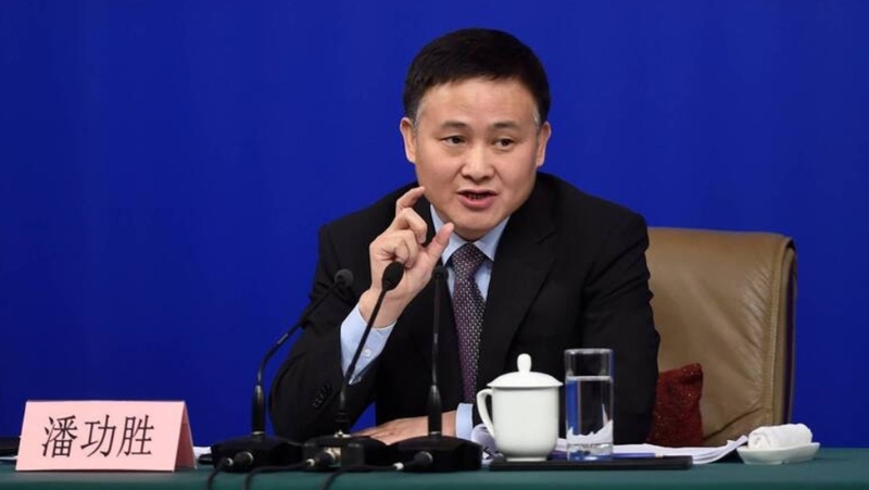 內(nèi)地今早公布多項政策，被問及創(chuàng)設(shè)平準(zhǔn)基金，央行行長潘功勝表示正在研究。