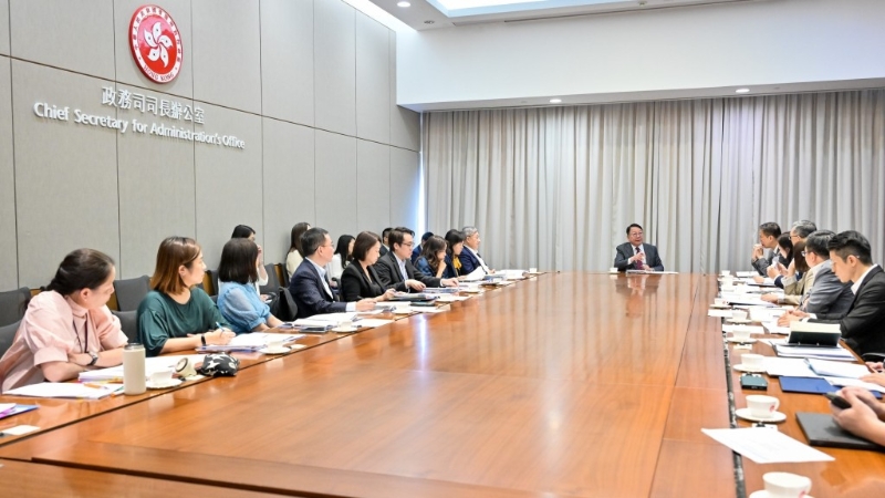 陳國(guó)基主持節(jié)慶安排跨部門工作小組會(huì)議，全面檢視部門迎接國(guó)慶黃金周訪港旅客的整體協(xié)調(diào)工作。 政府新聞處
