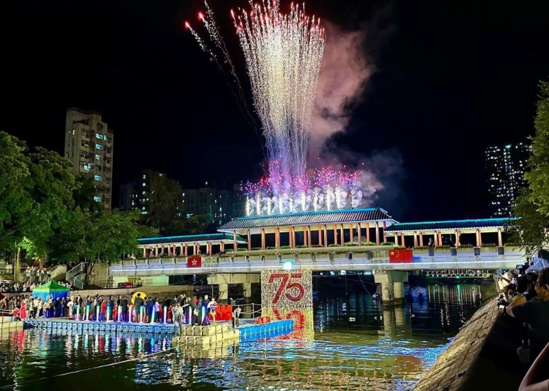大埔慶75周年國(guó)慶活動(dòng)開(kāi)幕式在林村河舉行，現(xiàn)場(chǎng)非常熱鬧。