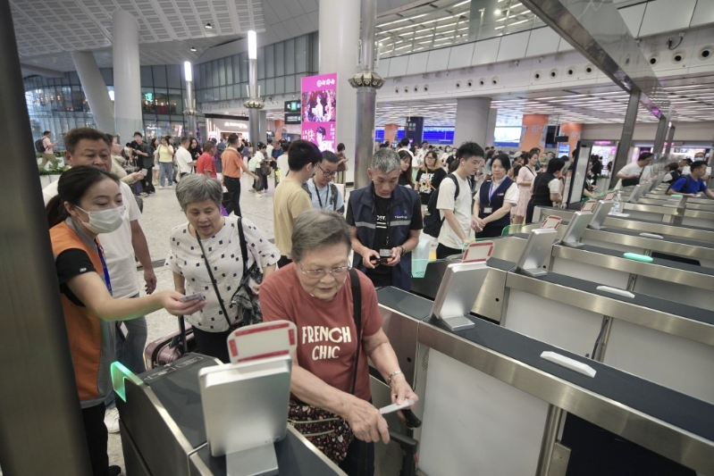 市民趁國慶前夕北上旅游。