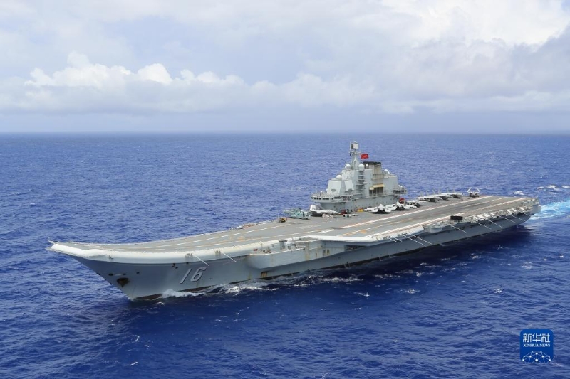 遼寧艦在某海域機動航行。新華社