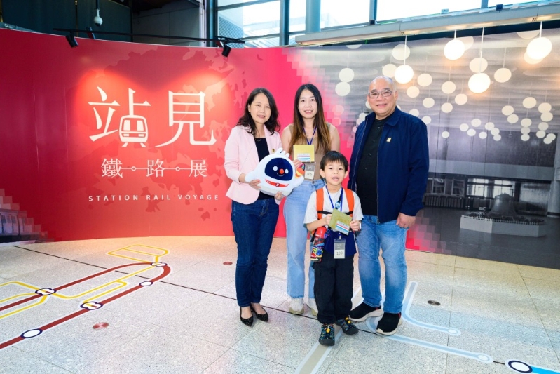 港鐵公司車務(wù)及創(chuàng)新總監(jiān)李家潤博士及企業(yè)事務(wù)及品牌總監(jiān)蔡少綿小姐向參觀者李小朋友送上紀念品。