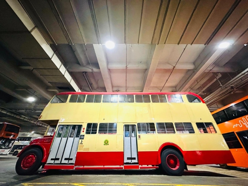 丹拿E型 Daimler E，綽號長牛。 九巴提供