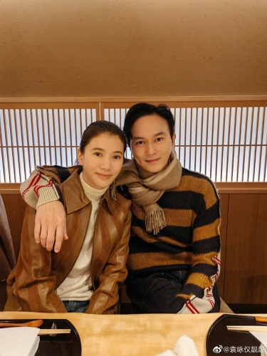 袁詠儀與張智霖結(jié)婚多年，依然好恩愛。