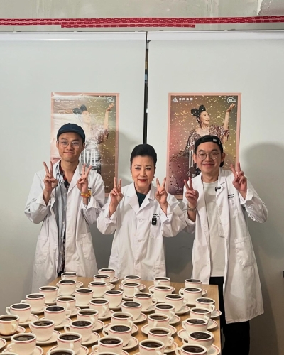 近日汪明荃竟然在社交平臺(tái)分享自己“轉(zhuǎn)行”斟咖啡。