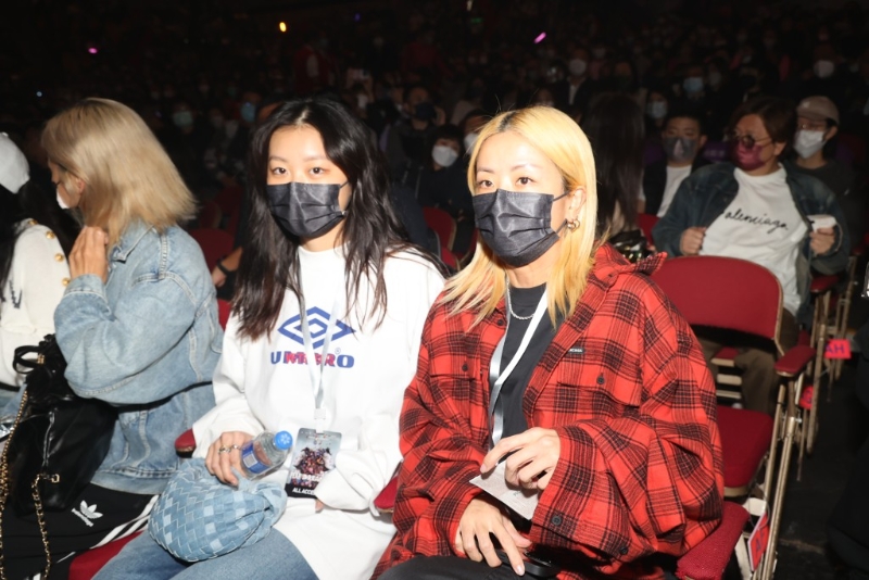 陳奕迅舉行演唱會，徐濠縈帶18歲女兒陳康堤捧場支持。