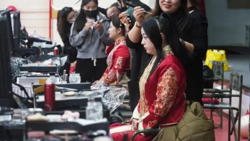 國(guó)慶長(zhǎng)假期間新人扎堆結(jié)婚。 資料圖