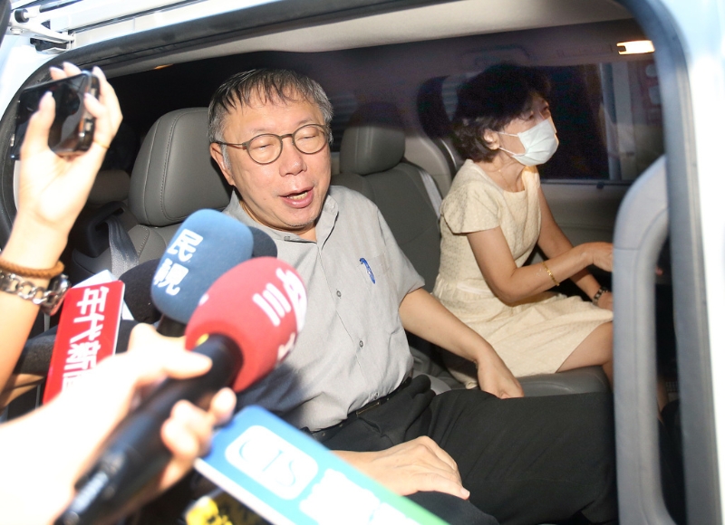左起為柯文哲及妻子陳佩琪。