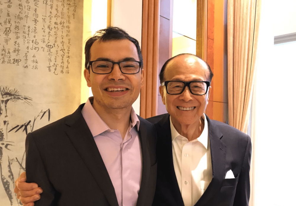 Demis Hassabis在2017年來港時(shí)，與李嘉誠(chéng)會(huì)面。 （李嘉誠(chéng)基金會(huì)圖片）