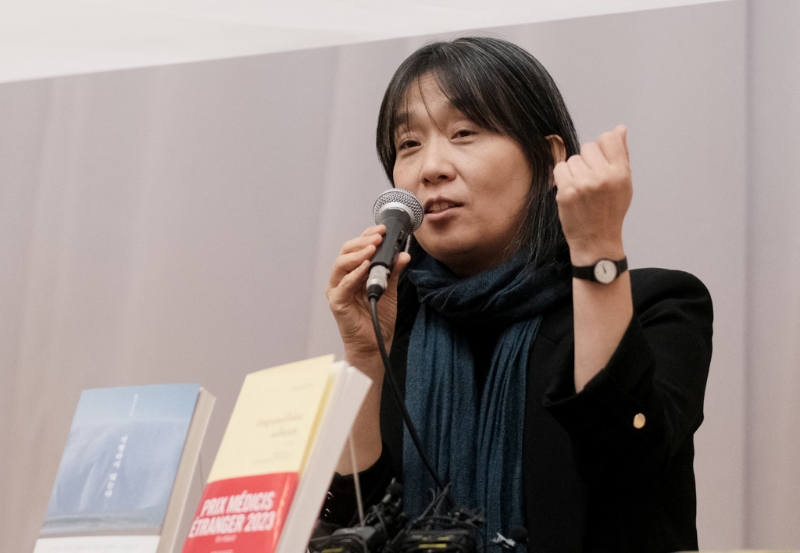 韓國(guó)作家韓江2023年9月發(fā)表新書，在首爾面對(duì)媒體談?wù)搫?chuàng)作理念。