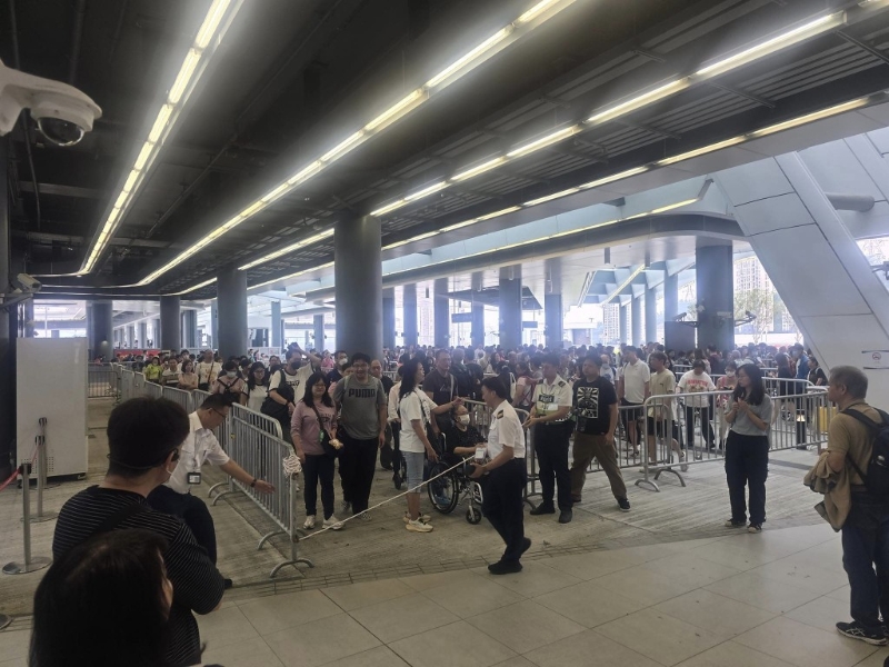 香園圍口岸已實(shí)施人潮管制，人龍排滿扶手樓梯前面空地。