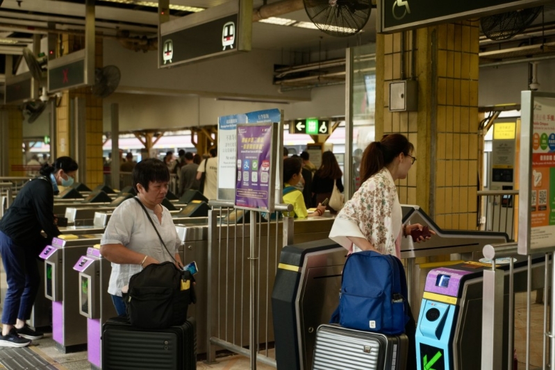 記者于上水站往羅湖及落馬洲方向觀察，不少市民在等候列車北上。
