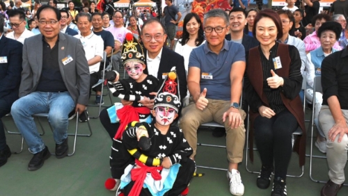 政制及內(nèi)地事務(wù)局局長(zhǎng)曾國(guó)蔑、警務(wù)處處長(zhǎng)蕭澤頤及全國(guó)人大常委李慧瓊等出席開幕儀式。 政制局fb