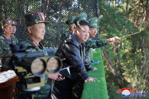 朝鮮官媒朝中社10月3日發(fā)布照片，金正恩2日視察朝鮮西部地區(qū)特種部隊(duì)。