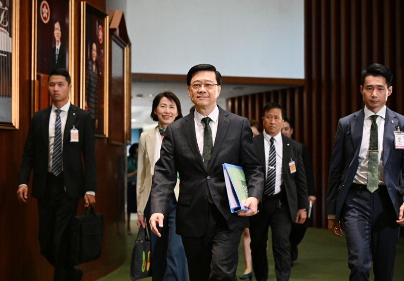 行政長官李家超到立法會(huì)宣讀2024年施政報(bào)告。 蘇正謙攝
